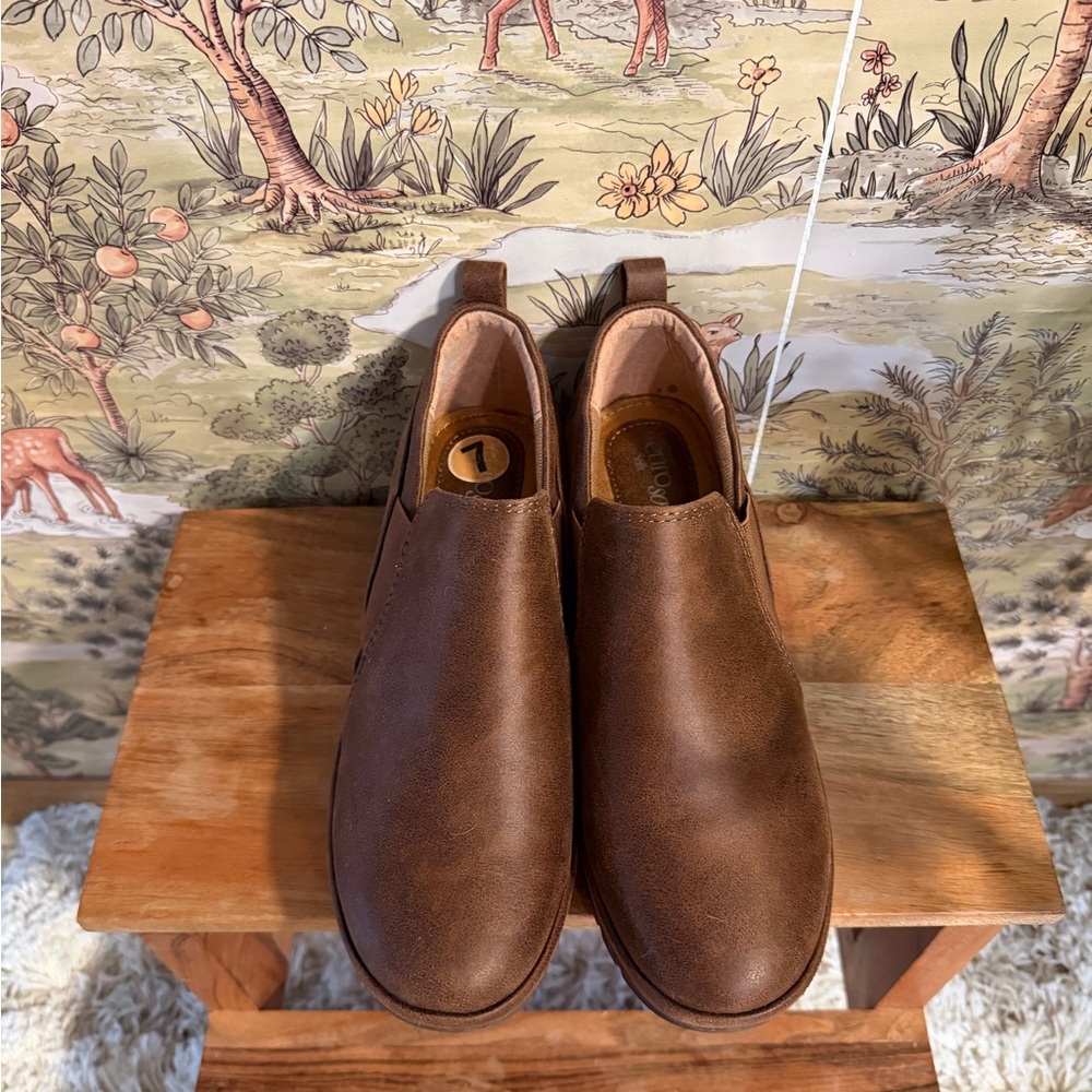 Comfortable Heeled Boots - Picture 4 of 8